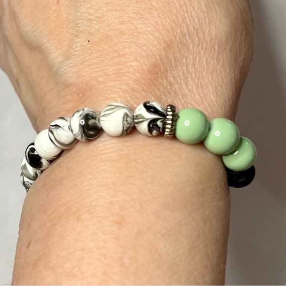 Black lava & glass bead elastic bracelet - Picture 4 of 10